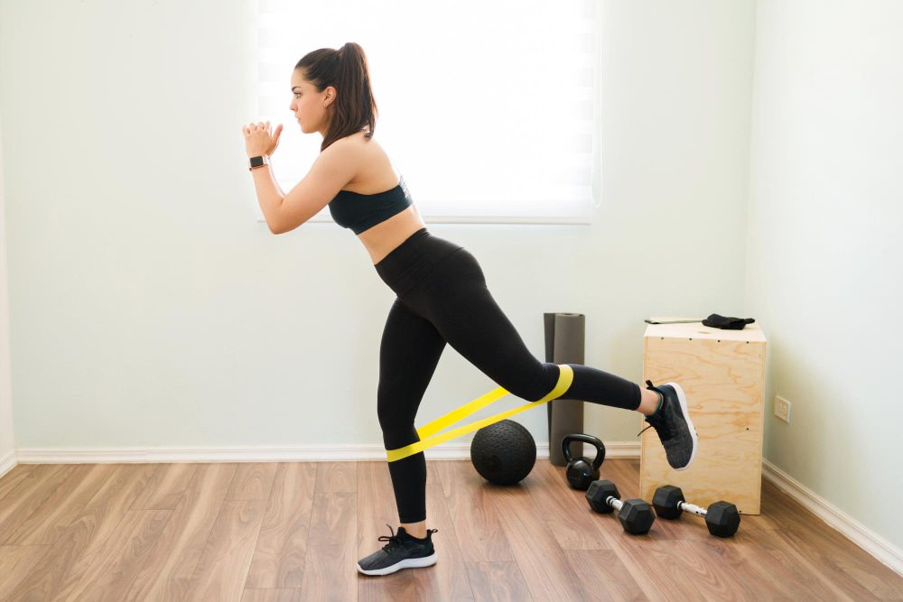 Comment détendre ses muscles : une femme pratique un étirement