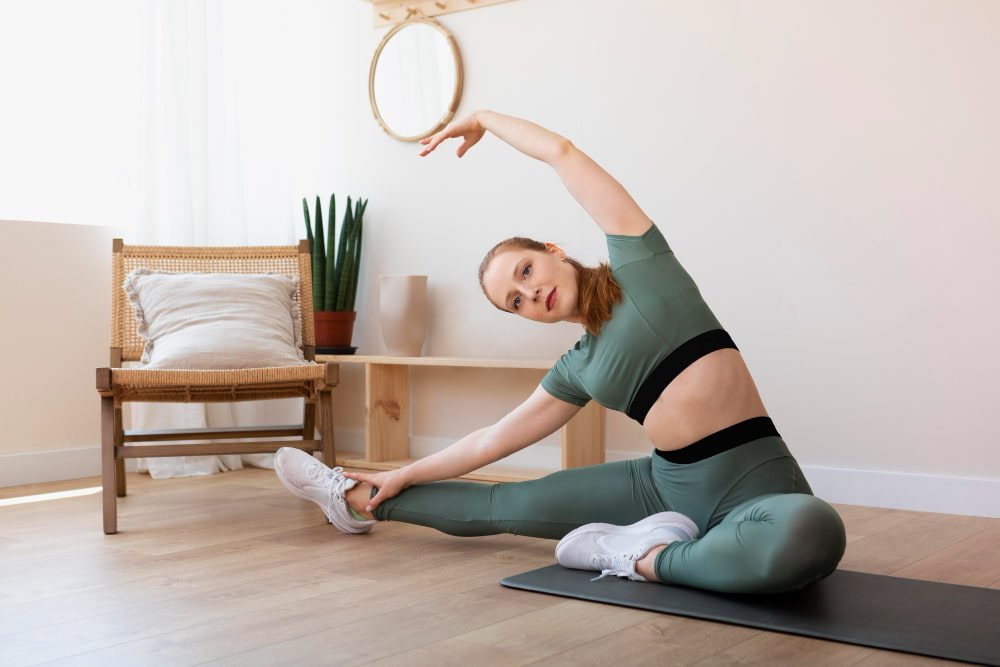 Comment détendre ses muscles : une femme étire ses muscles