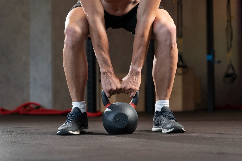 Meilleur moment pour faire du sport : Un homme soulève un kettlebelle