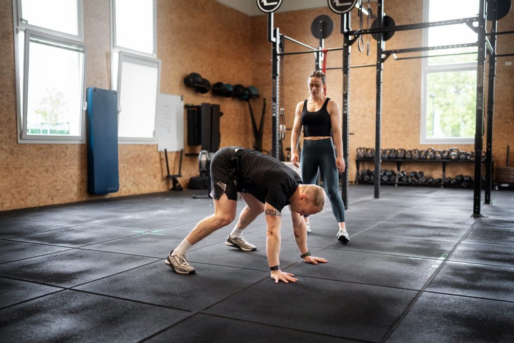 Programme musculation maison sans matériel : un homme fait du hiit sans matériel