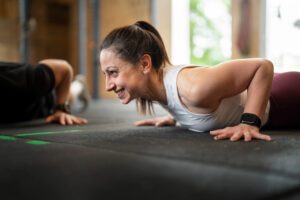 Programme musculation maison sans matériel : une femme fait du hiit