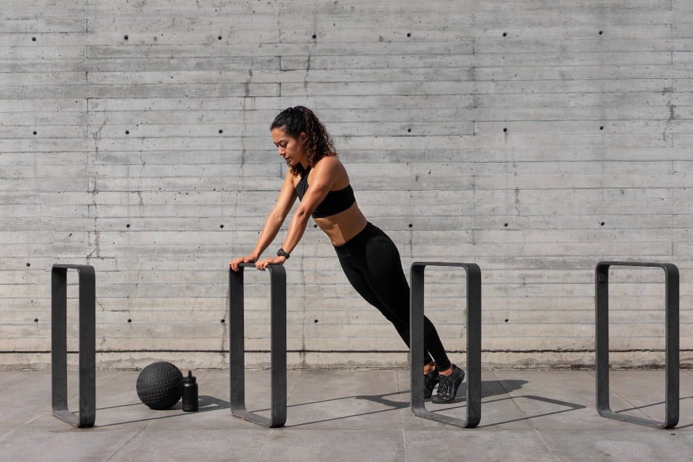 Faire du hiit pendant ses règles : une femme pratique le hiit