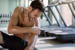 Comment éviter les crampes : un homme s'est fait une crampe pendant une séance de sport