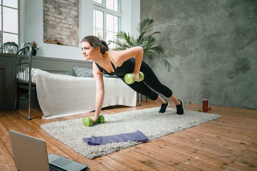 Séance hiit maison : Une femme fait du hiit dans son salon