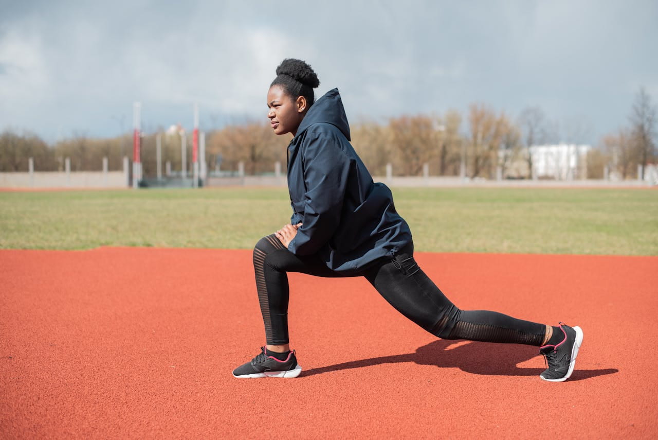 Une femme réalise un exercice de fentes