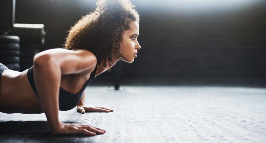 Meilleur moment pour faire du sport : une femme fait une pompe