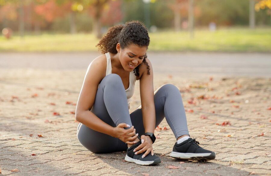 Comment éviter les crampes : une femme s'est faite une crampe à la jambe